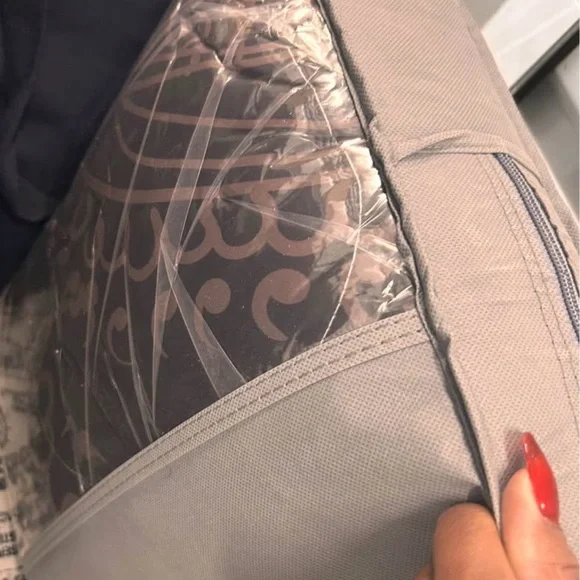 Elegant Black and Gold Hamsa King Size Bedding Set - Picture 7 of 7